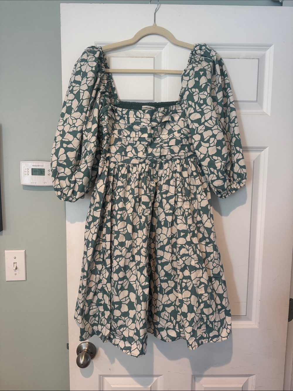 NWT: Abercrombie Teal and Cream Floral Puff Sleeve Dress